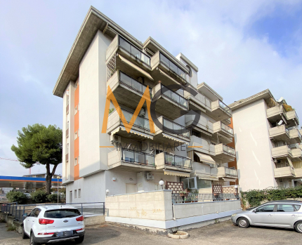 Ampio appartamento, tre camere, veranda e comodo balcone + garage