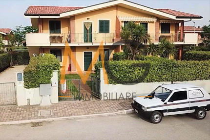 Appartamento con 2 camere da letto, giardino, parcheggio. Vicino al mare.