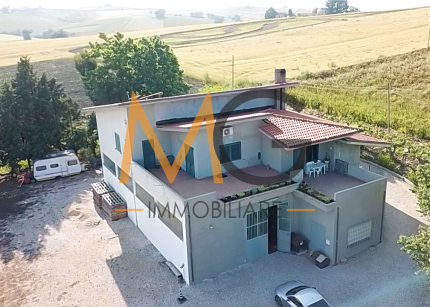 Fabbricato indipendente in zona commerciale: 2 appartamenti + locale per attività