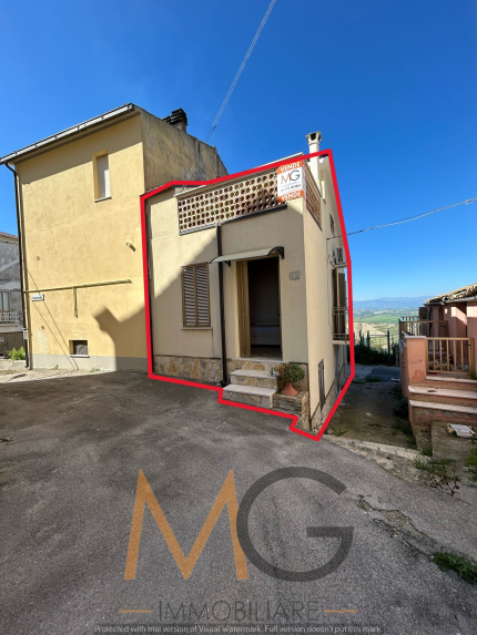 una casa unifamiliare con terrazza