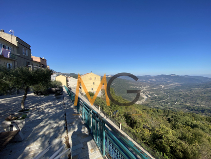 Terra cielo disposto su tre livelli, 2 camere.